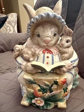 1992 FITZ & FLOYD Bonnet Hill Momma Bunny Rabbit Rocking Chair Rocker COOKIE